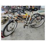 PAIR OF TRAVERSE DIAMONDBACK BIKES