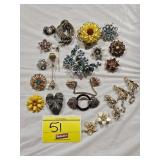 GROUP OF VINTAGE COSTUME BROOCHES, CLIPS, AND