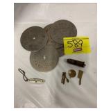 1912 METAL DISCS, BRASS TRINKETS & CHARMS