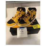 SZ 7 1/2 NIKE MENS YELLOW & BLACK SHOES W/ BOX -