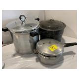 2 PRESSURE COOKERS, GRANITEWARE ROASTER