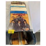 TOTE & GROUP OF VINYL RECORD ALBUMS