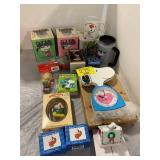 GROUP OF SNOOPY COLLECTIBLES - CLOCK, MUGS,