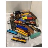 GROUP OF HO TOY TRAIN CARS & ENGINES W/
