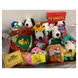 FLAT OF SNOOPY HOLIDAY CANDY PACKS