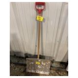 SNOW SHOVEL