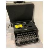 ROYAL ANTIQUE TYPEWRITER