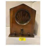 WOODEN CASE ANTIQUE RADIO