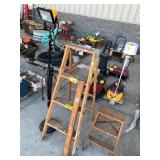 WORK LIGHT, 2 WOODEN LADDERS