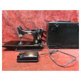 Vintage Singer Featherweight sewing machine w/case