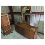 Vintage Broyhill Cerama dresser w/mirror.