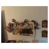 Decor plate, mirror, prints.