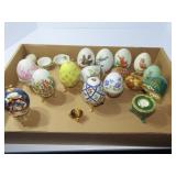 Vintage egg shaped decor figure lot.