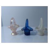(3)Vintage fenton glass baskets.