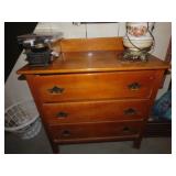 Vintage 3 drawer dresser.