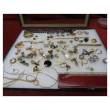 Showcase of assorted jewelry.