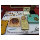 Showcase of assorted jewelry.