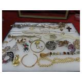 Showcase of assorted jewelry.