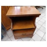 Vintage wood side table w/drawer.