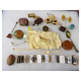 Showcase of assorted jewelry & collectibles.