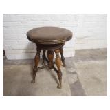 Antique piano stool w/claw feet.