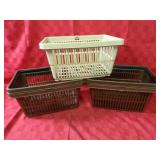(5)plastic baskets.