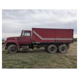 Ford 900 Grain Truck Tandem Axle 5 Speed High Low