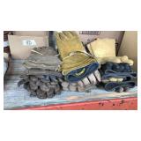 LEATHER WELDING GLOVES AND RUBBER GLOVES - 3