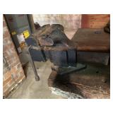 Old vice. No name. Jaws are 4 1/2 inches.