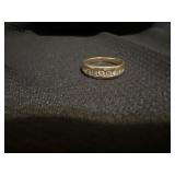 Menï¿½s 14 karat diamond band with six diamonds 1.0