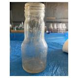 Vintage Marquette manufacturing 1 quart oil jar