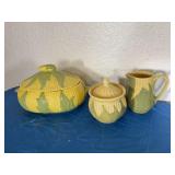 Shawnee pottery creamer, sugar bowl just says USA