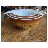 Three vintage Pyrex nesting mixing bowls