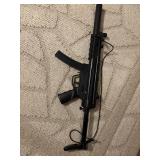 Airsoft gun with collapsible stockI and BBs