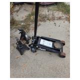 3 ton floor jack & stands, does jack up.