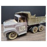 Ertl steel dump truck with steering control, has