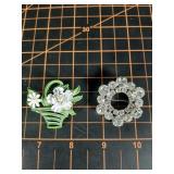 2 vintage brooches
