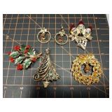 Vintage Christmas jewelry. Gold brooches