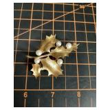 Gold vintage brooch with pearls