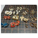 Gold tone vintage earrings