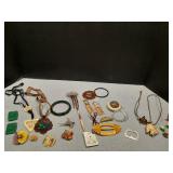 Assorted pieces Necklaces, brooches, hair