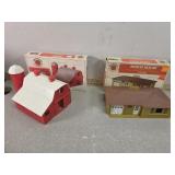 O gauge house and bar with boxes