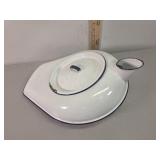 Enameled bed pan, blue line, with lid