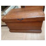 > Wood chest 32x19x20