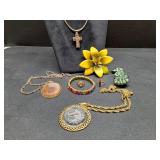 * 14kgs chain w wood cross pendant, vintage rings