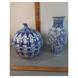 Vtg Chinese porcelain ginger jar & vase