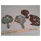 Cast iron trivets and rooster deco