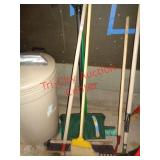 SNOW SHOVEL, PUSH BROOM +++