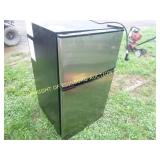 APARTMENT SIZE REFRIGERATOR