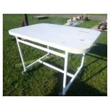 TABLE W/ CASTERS